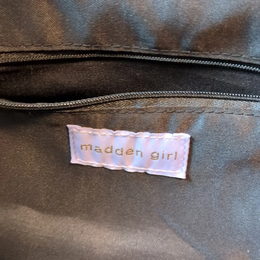 Stylish Overnight Bag - Picture 7 of 7